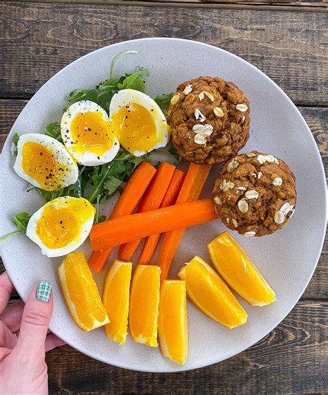 assiette de nourriture : oeuf, salade, carrotte, orange, muffin