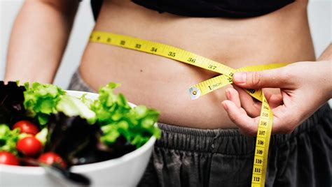 femme mesurant son tour de taille